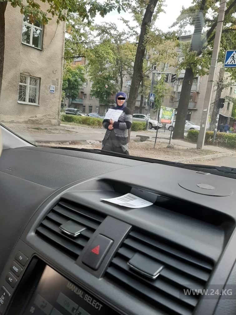 В Бишкеке на перекрестках много попрошаек
