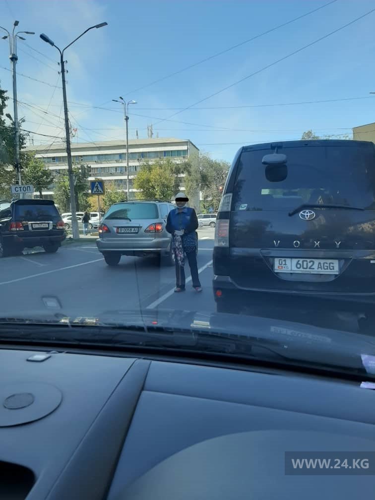 В Бишкеке на перекрестках много попрошаек
