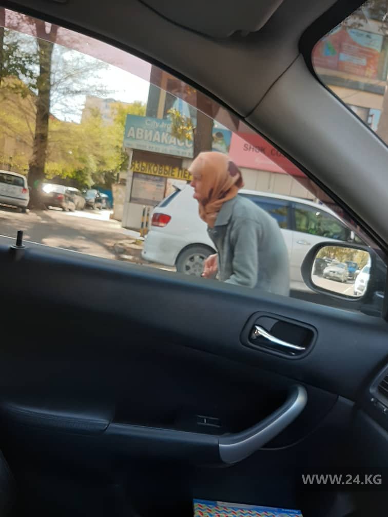 В Бишкеке на перекрестках много попрошаек