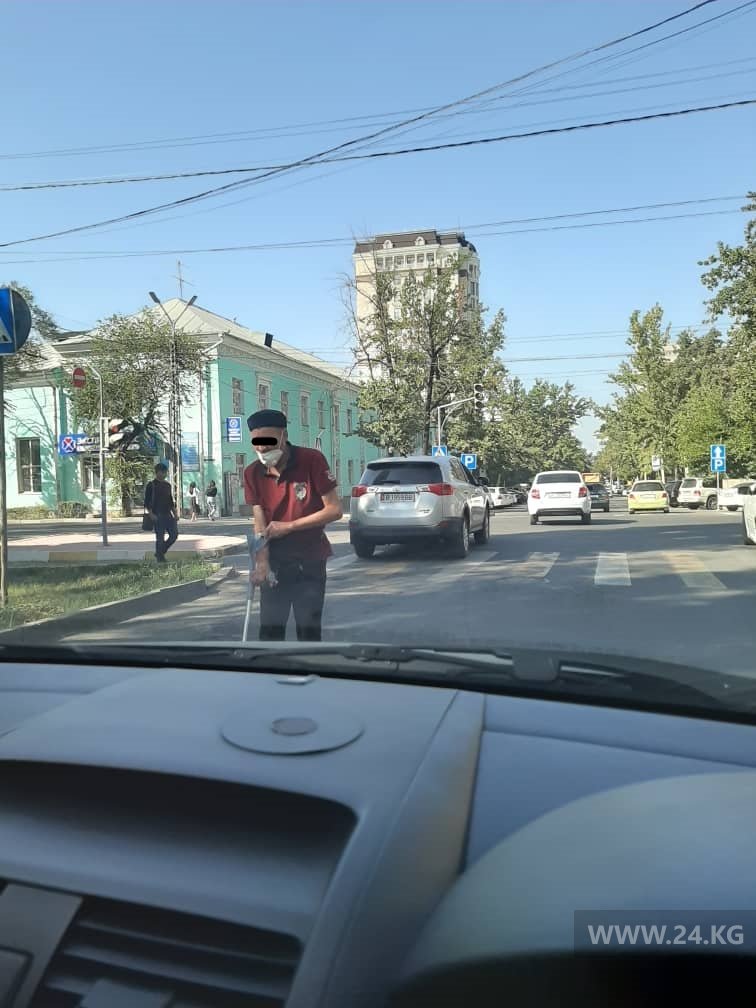 В Бишкеке на перекрестках много попрошаек