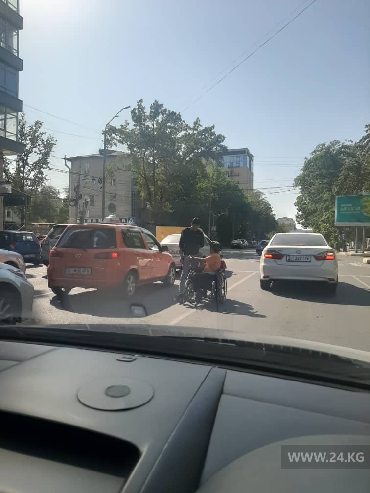 В Бишкеке на перекрестках много попрошаек