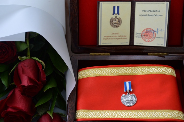 Президент вручил родителям Адинай Мырзабековой медаль «Эрдик»