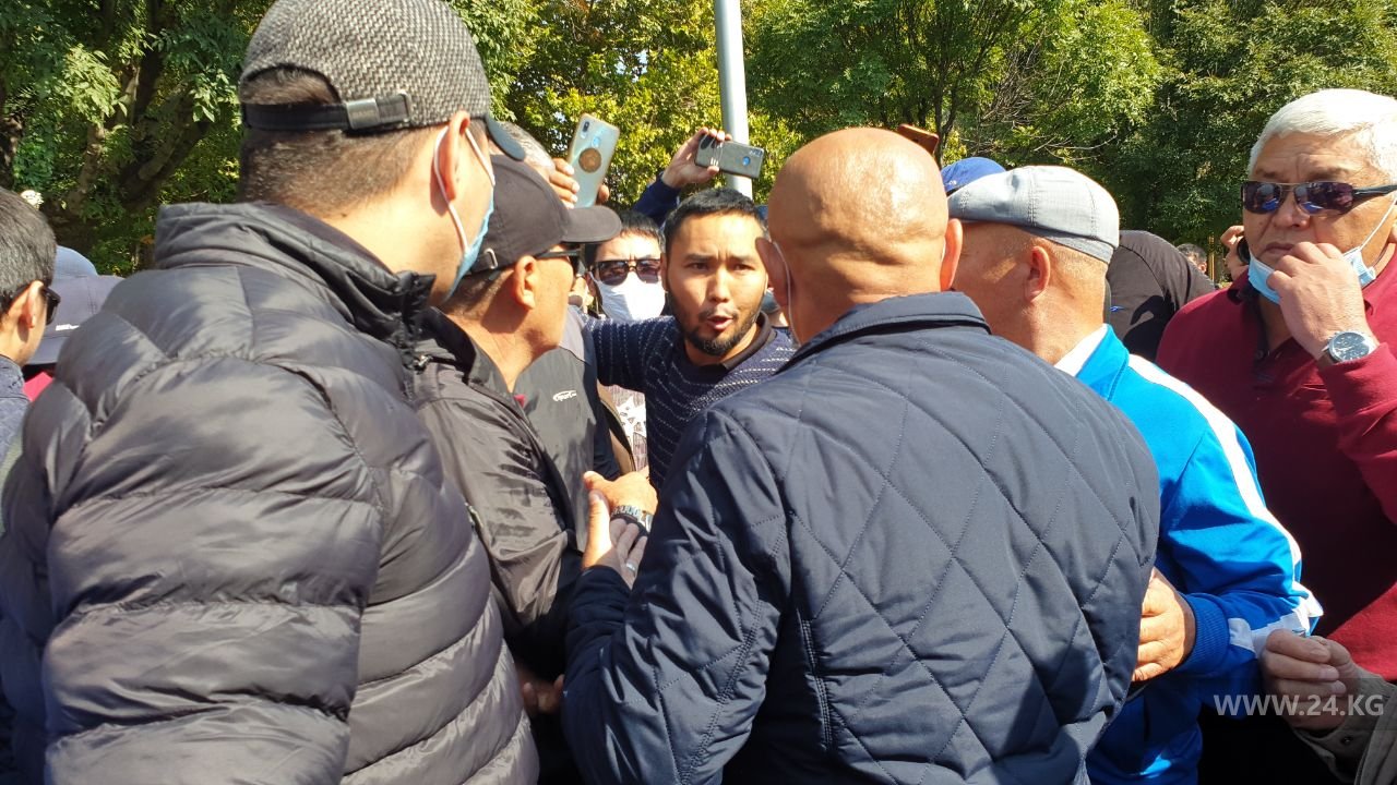Акция протеста в Бишкеке: митингующие подрались с неизвестными