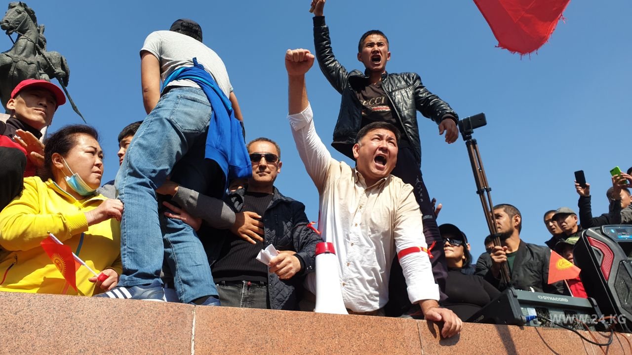 На митинге произошла стычка