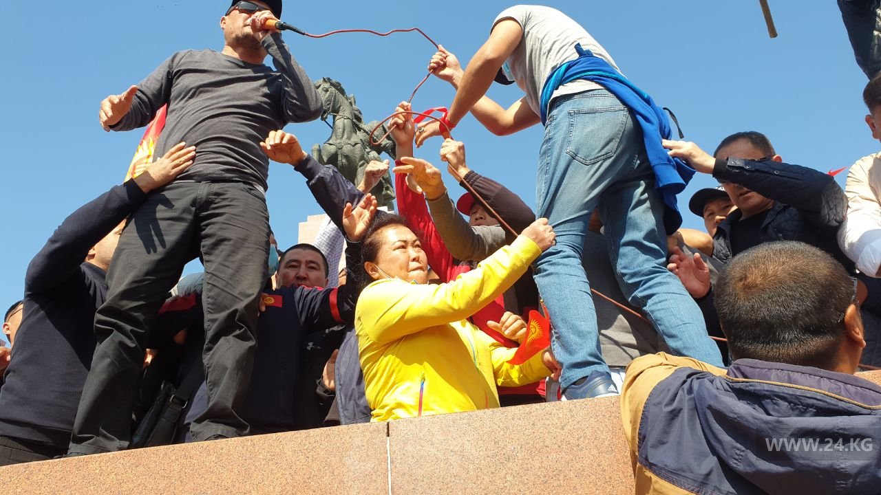 На митинге произошла стычка