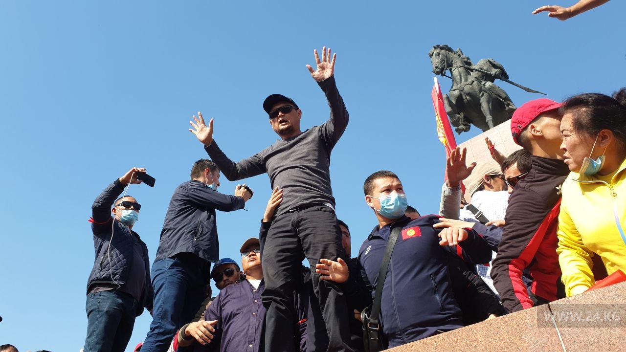 На митинге произошла стычка