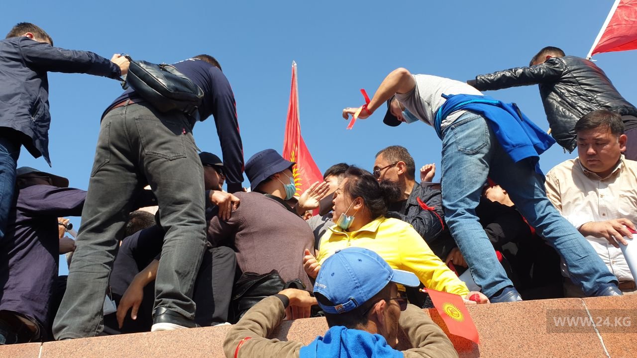 На митинге произошла стычка