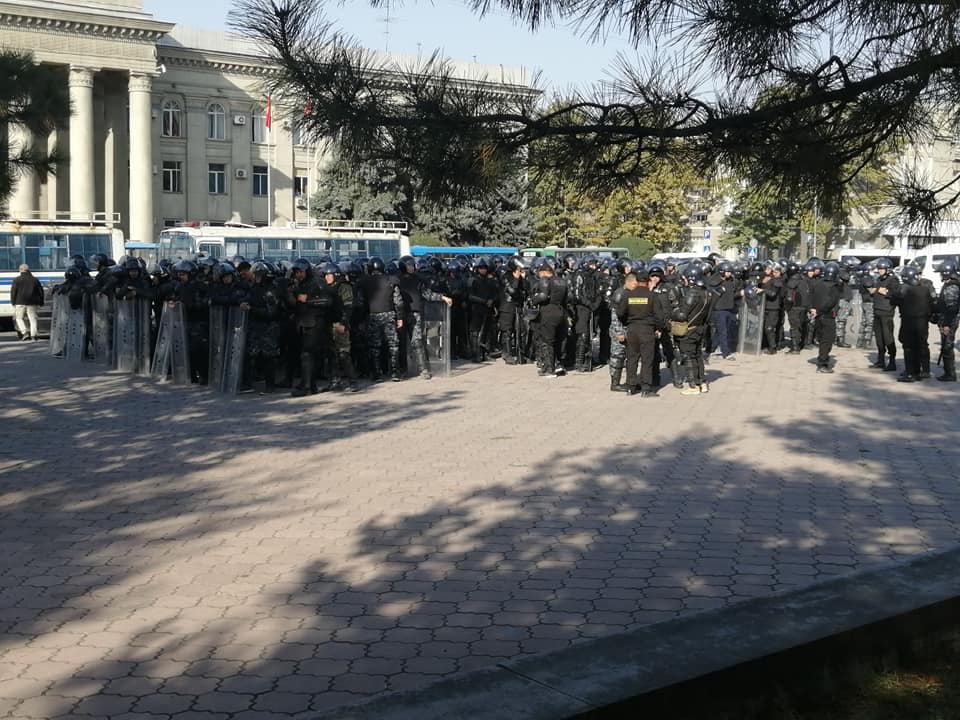 К Дому правительства стянуты дополнительные силы милиции