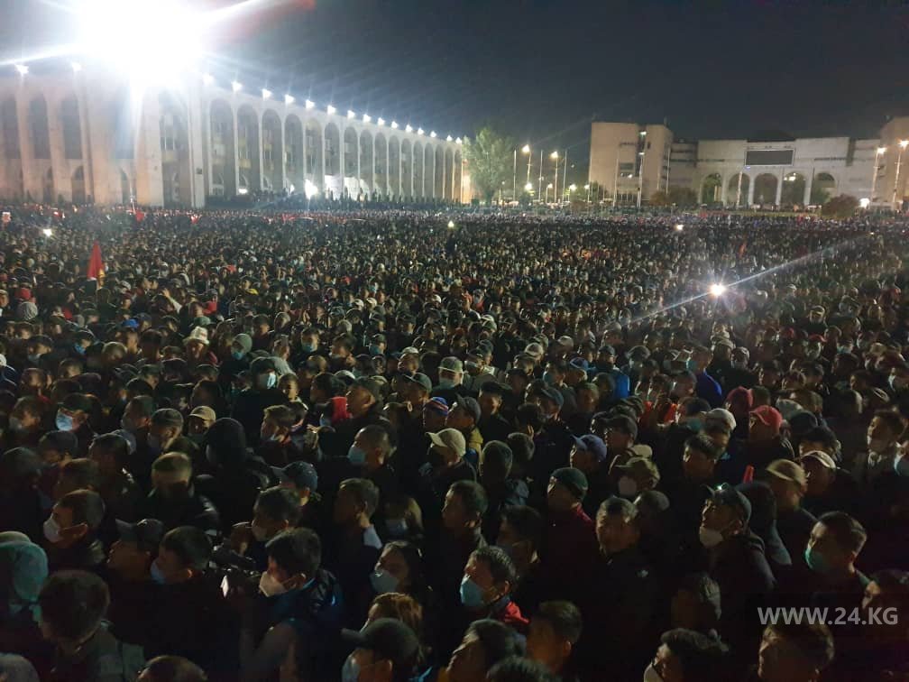 На площади продолжается акция протеста