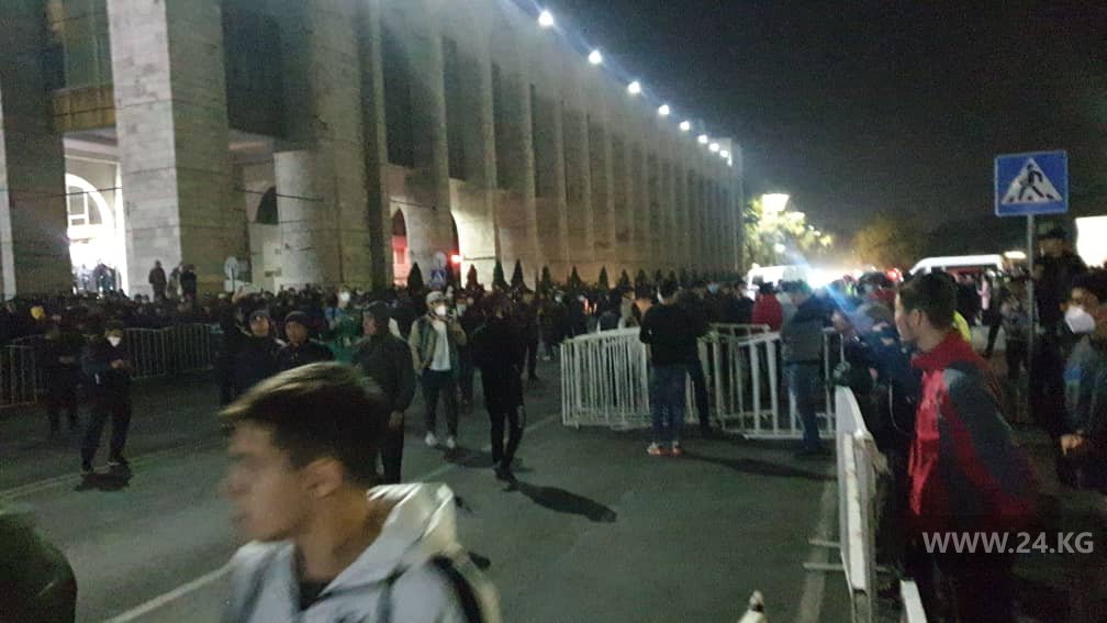Митингующие перекрыли проезжую часть