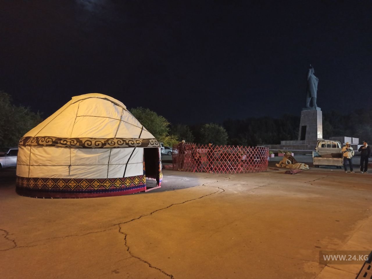 В Оше устанавливают юрты