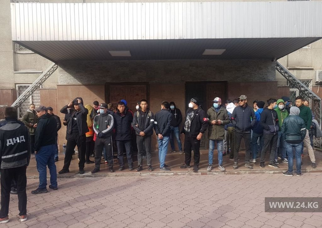 Дружинники возле Дома правительства