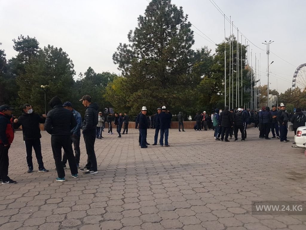 У Дома правительства собираются люди