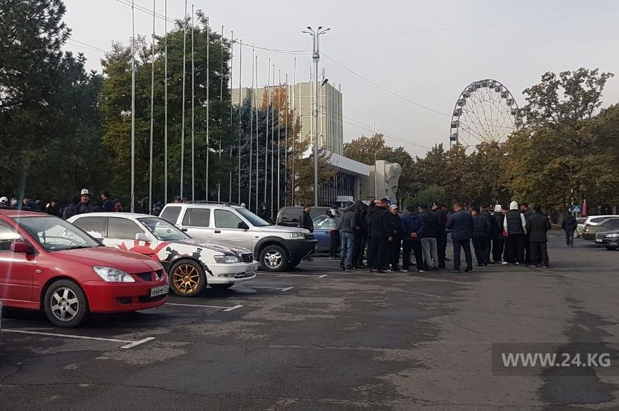 У Дома правительства собираются люди