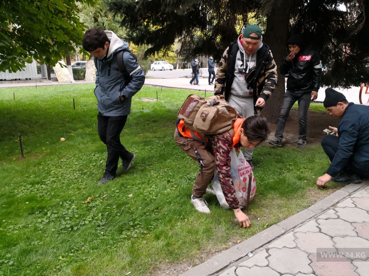 Волонтеры собирают мусор вокруг Дома правительства