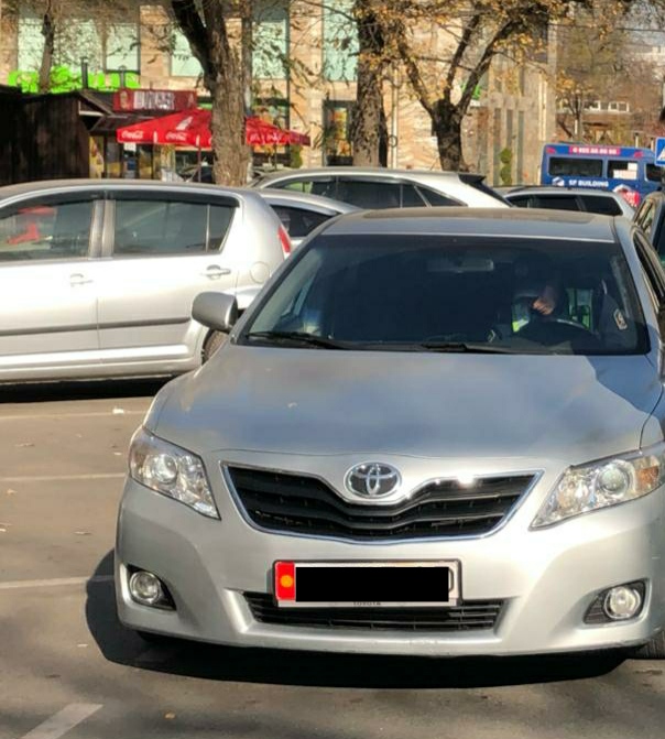 В Бишкеке задержали мужчину, который управлял авто с подложными номерами
