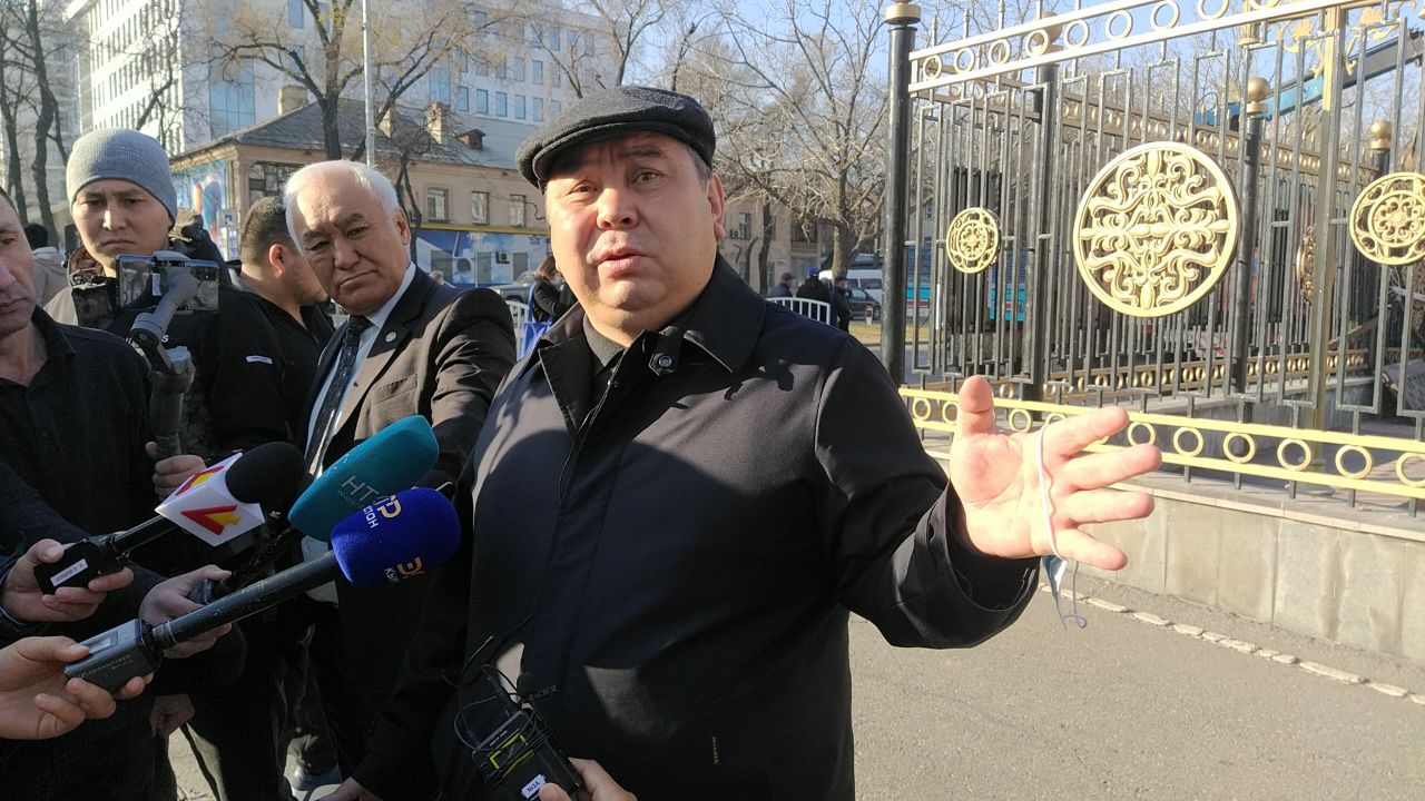 В Бишкеке начался демонтаж забора вокруг «Белого дома»
