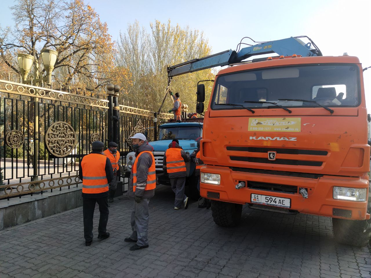 В Бишкеке начался демонтаж забора вокруг «Белого дома»