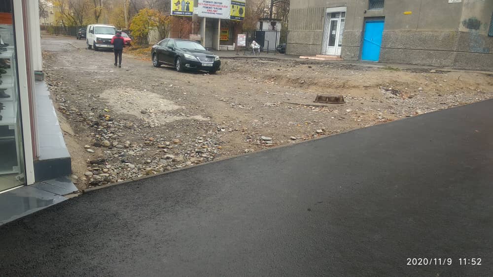 Заасфальтировать проход к дому на проспекте Манаса просят его жильцы