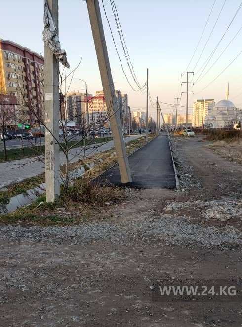 Столб посреди тротуара