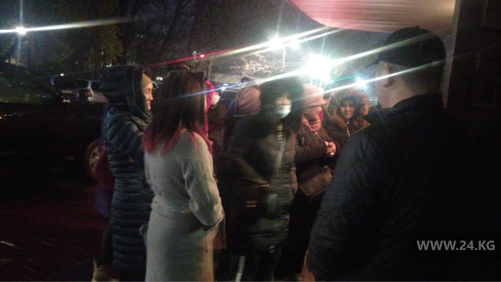 Митингующие у Дома правительства не намерены расходиться