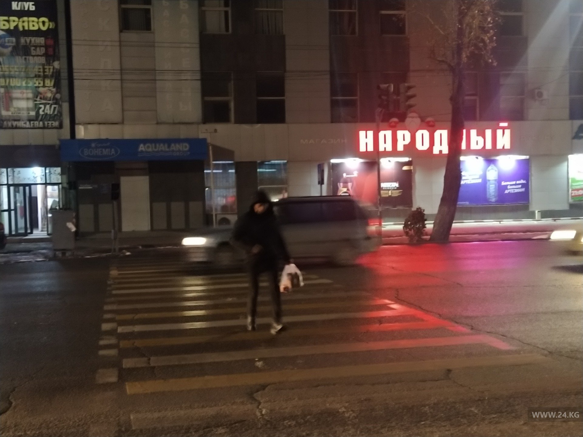 Пешеходы переходят дорогу на свой страх и риск