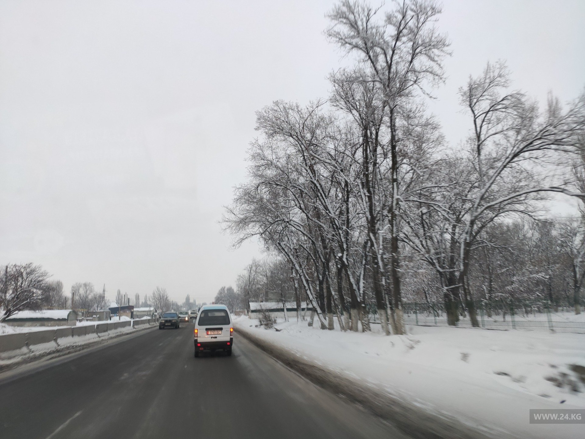 Водителям приходится ездить по одной полосе дороги, потому что вторую просто закрыли