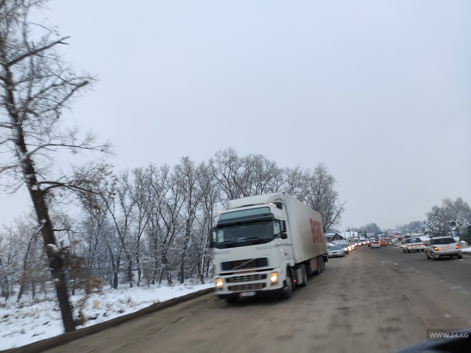 Есть участки, где все равно придется стоять в пробке. Объехать можно далеко не всегда