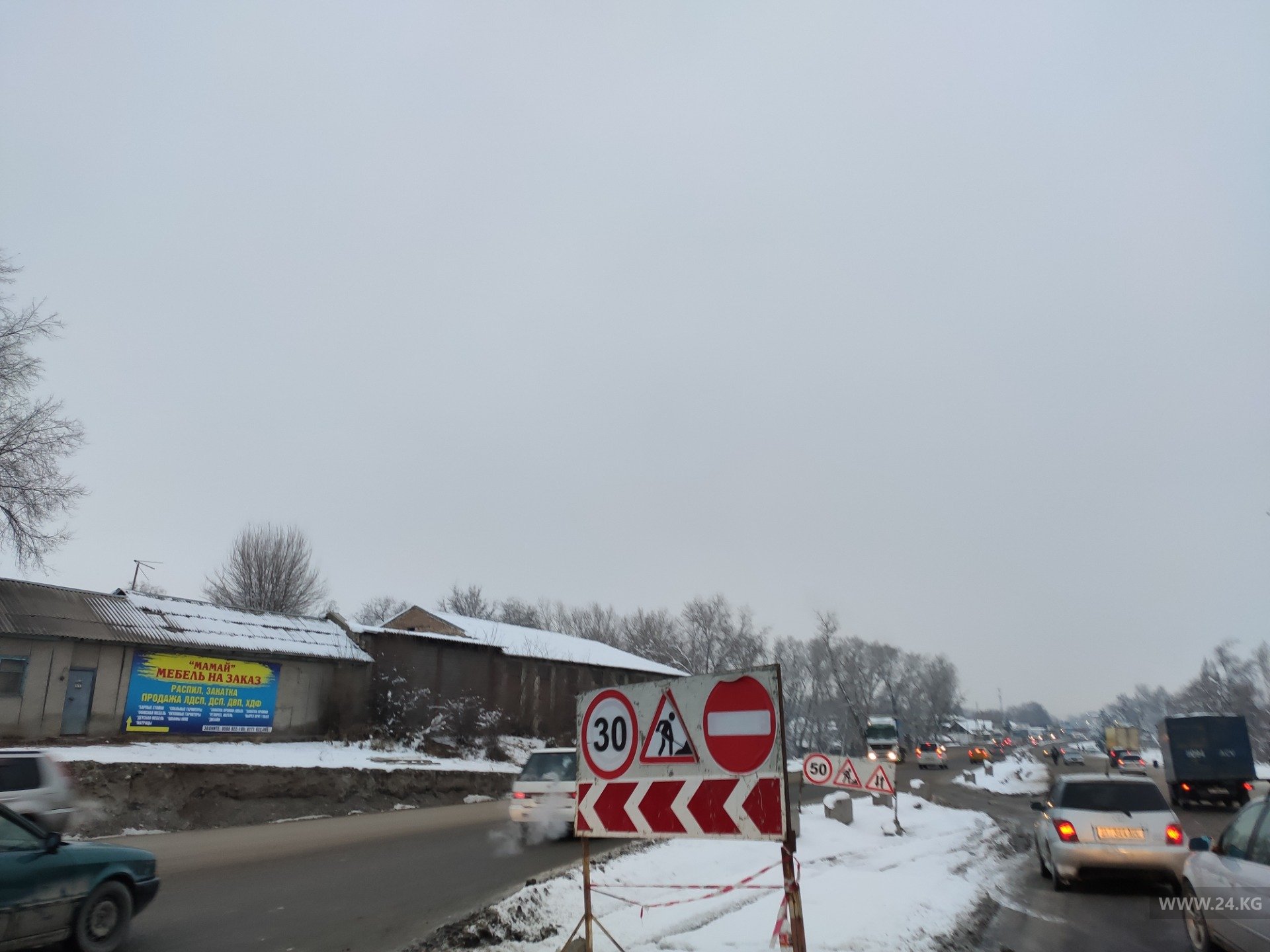 Менять полосу движения приходится несколько раз. Это увеличивает время на дорогу