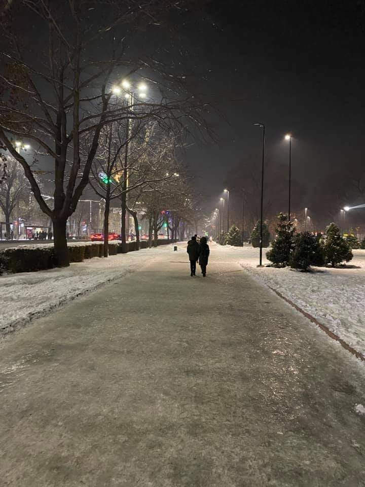 На скользкие тротуары в центре Бишкека пожаловалась горожанка