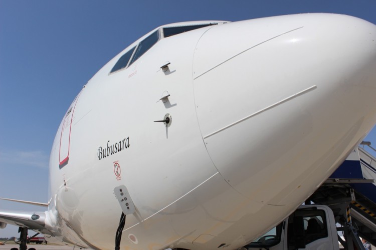 «Боинг 737-800» с надписью Bubusara