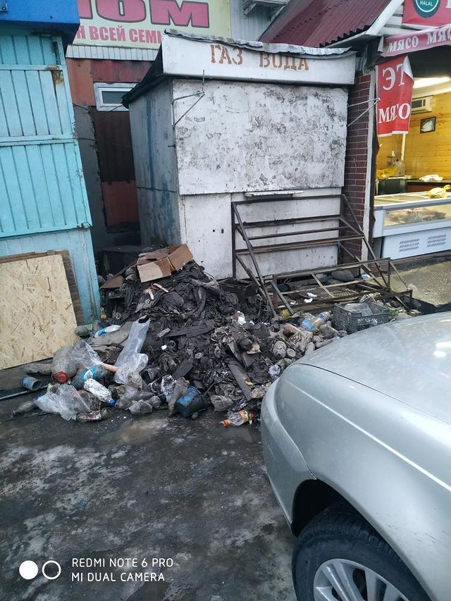 В центре Кара-Балты на тротуаре лежит куча мусора