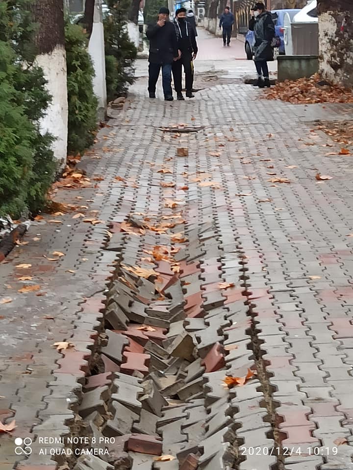 В Оше уже месяц разломан тротуар