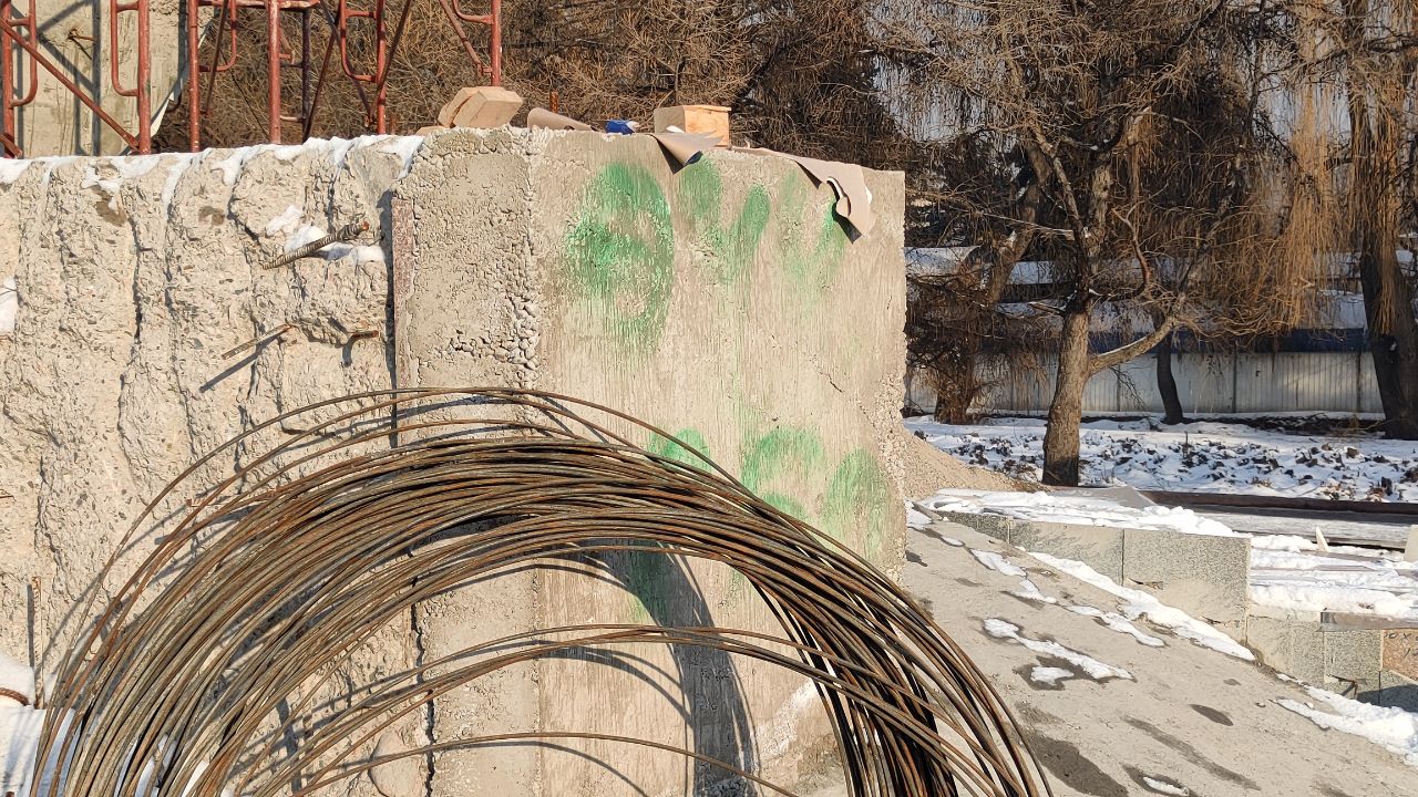 Вандалы разрисовали памятник Бишкеку баатыру