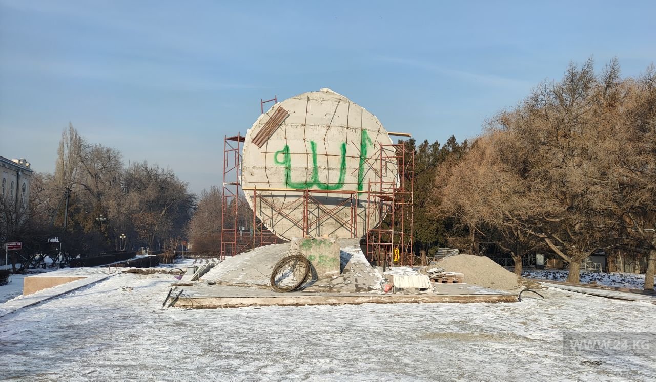 Вандалы разрисовали памятник Бишкеку баатыру