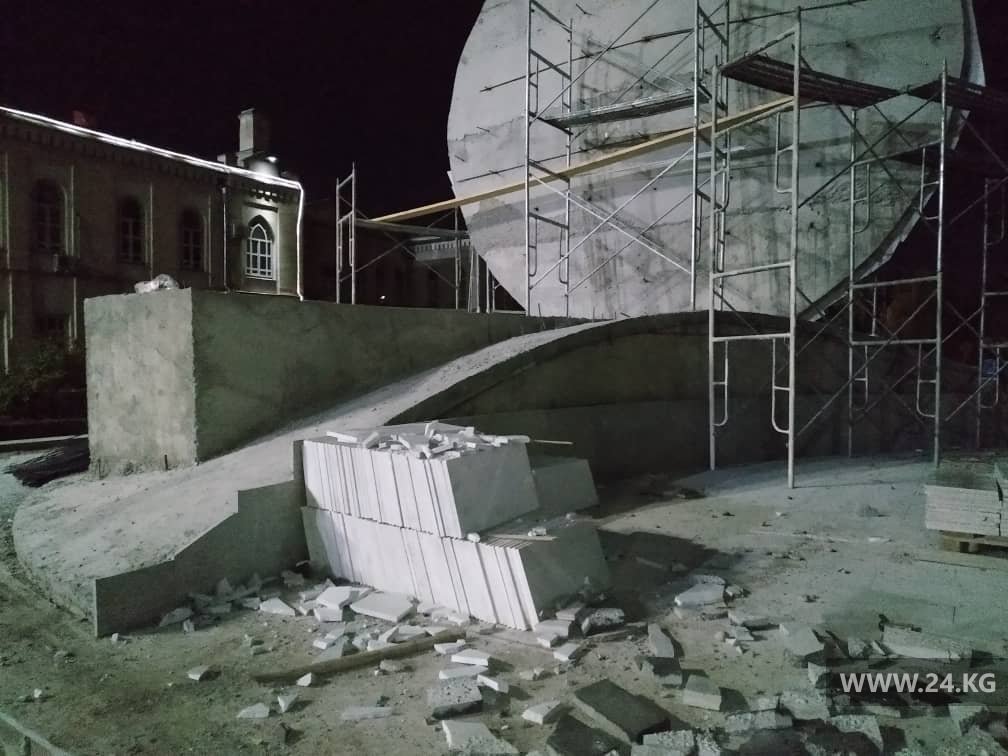 Митингующие разбили мраморные плиты недостроенного памятника