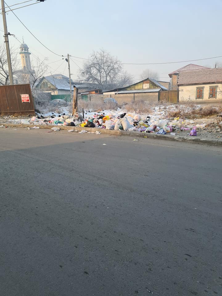В Бишкеке на пересечении проспекта Жибек Жолу и улицы Ибраимова скопилось большое количество мусора