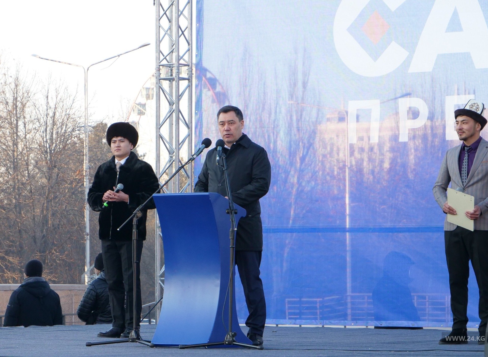 Садыр Жапаров выступил перед собравшимися на площади Ала-Тоо