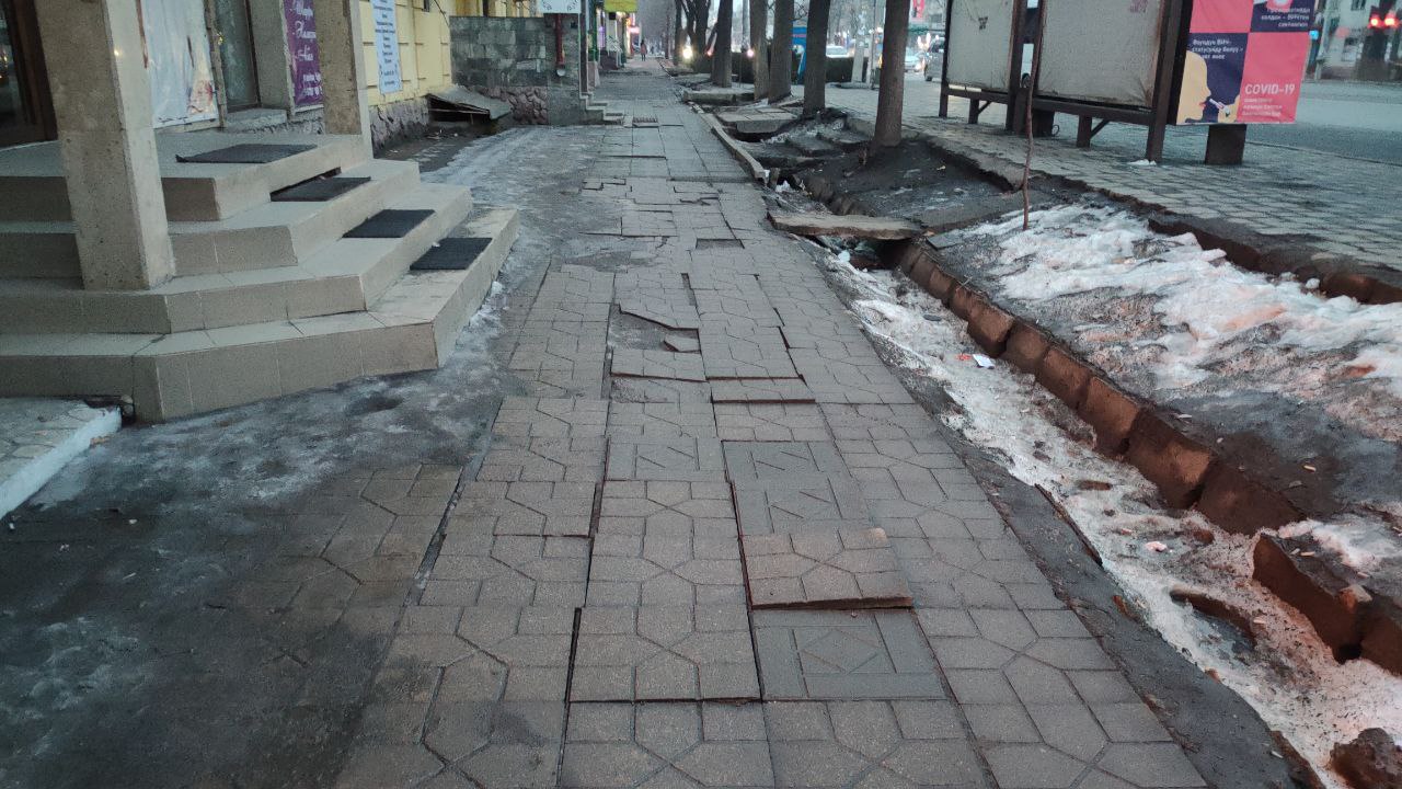 Житель Бишкека снова просит отремонтировать тротуар по проспекту Чуй