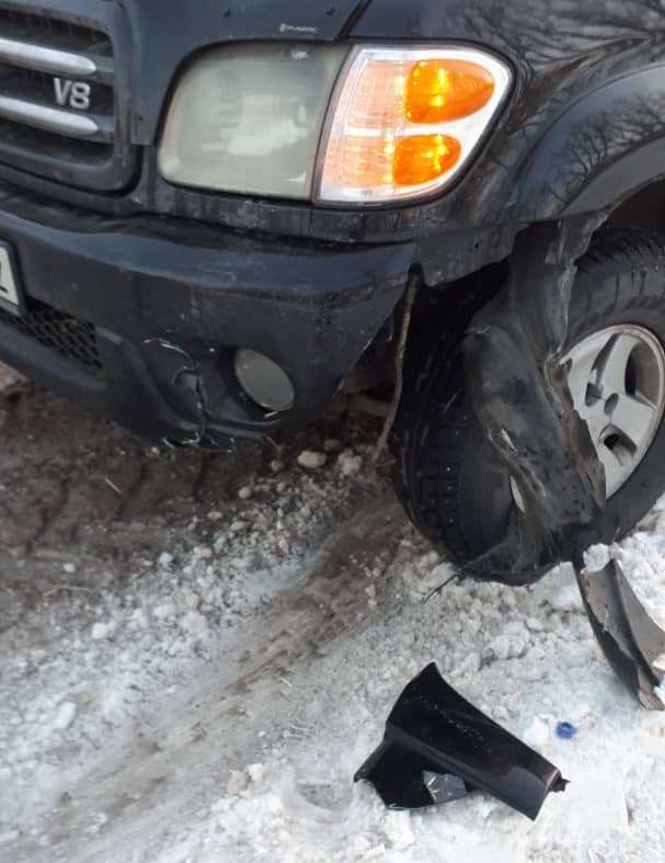 Тюк сена повредил авто