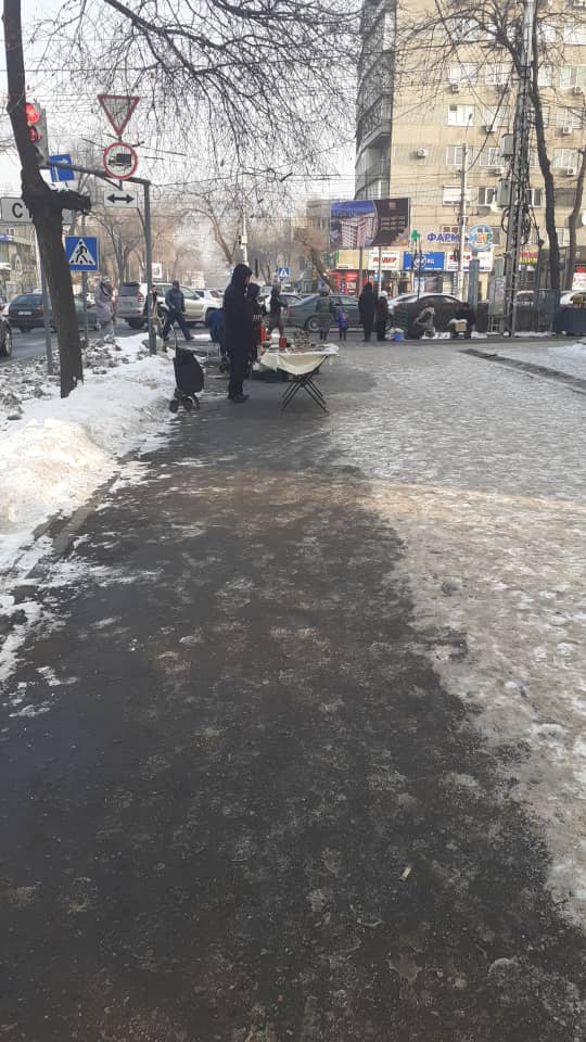 На Моссовете ежедневно происходит стихийная торговля