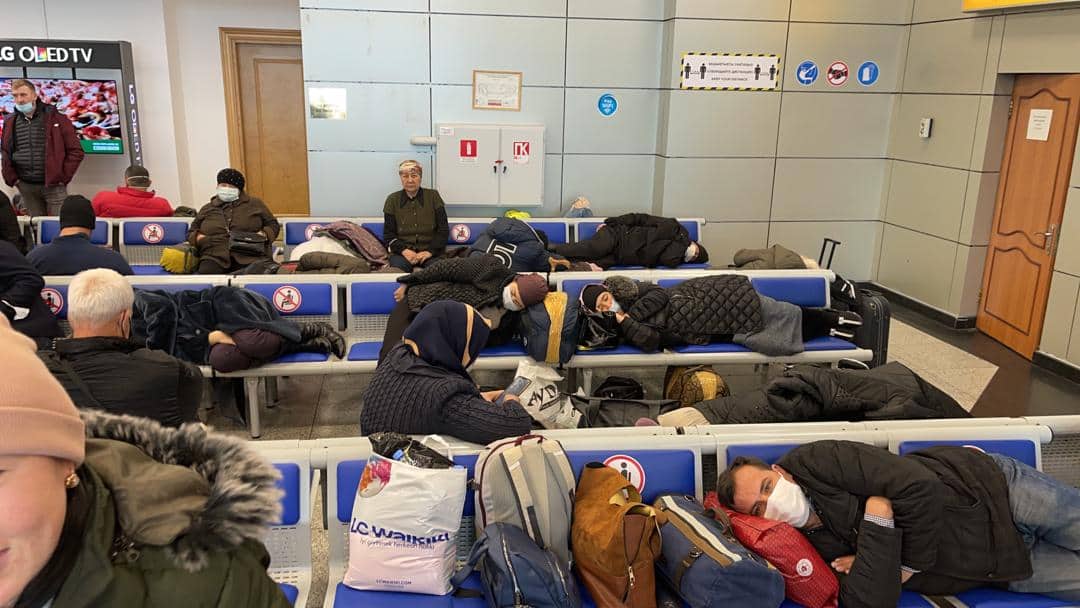 Кыргызстанцы не могут вернуться домой из аэропорта в Алматы