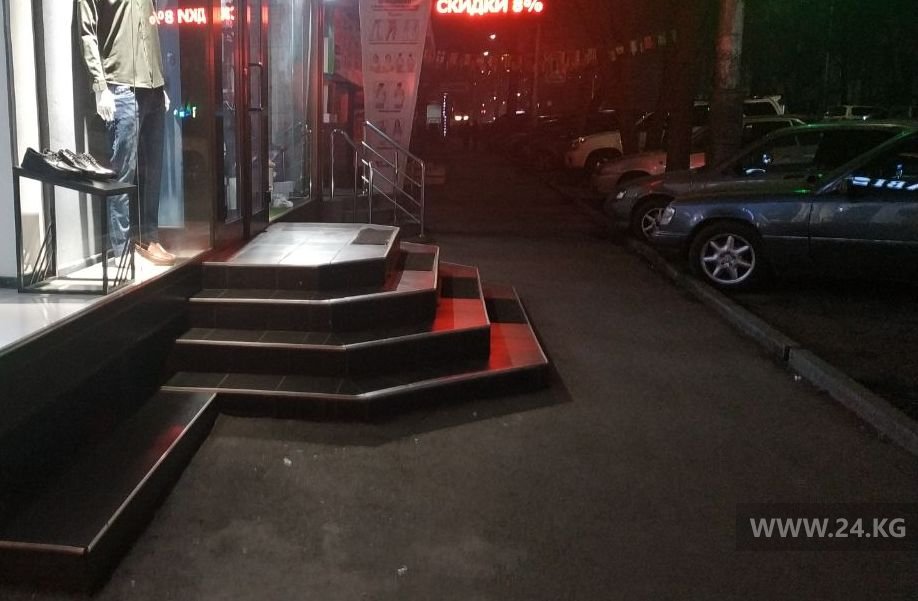 Ступеньки на тротуаре