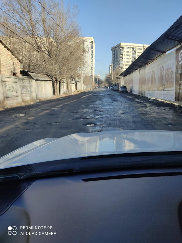 Жительница Бишкека просит мэрию отремонтировать улицу Ажибека Баатыра