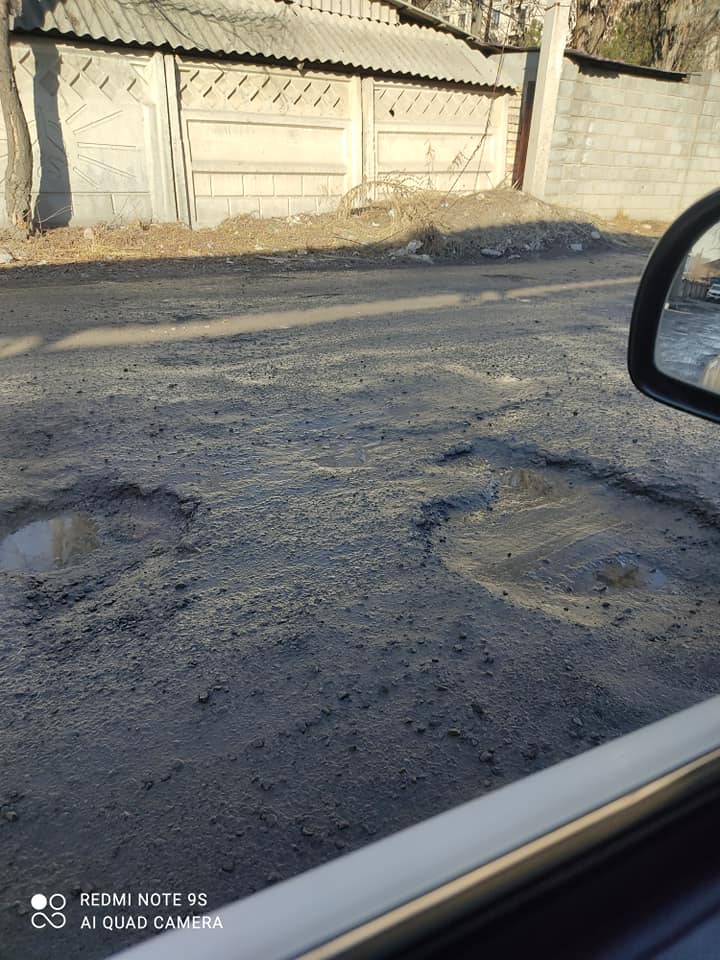 Жительница Бишкека просит мэрию отремонтировать улицу Ажибека Баатыра