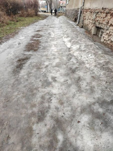 Тротуар на улице Толстого в Бишкеке