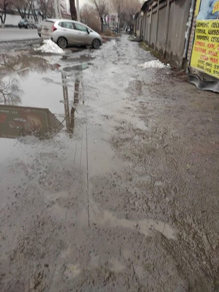 Тротуар на улице Толстого в Бишкеке