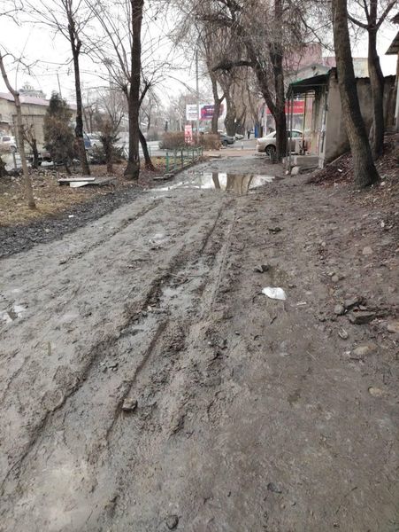 Тротуар на улице Толстого в Бишкеке