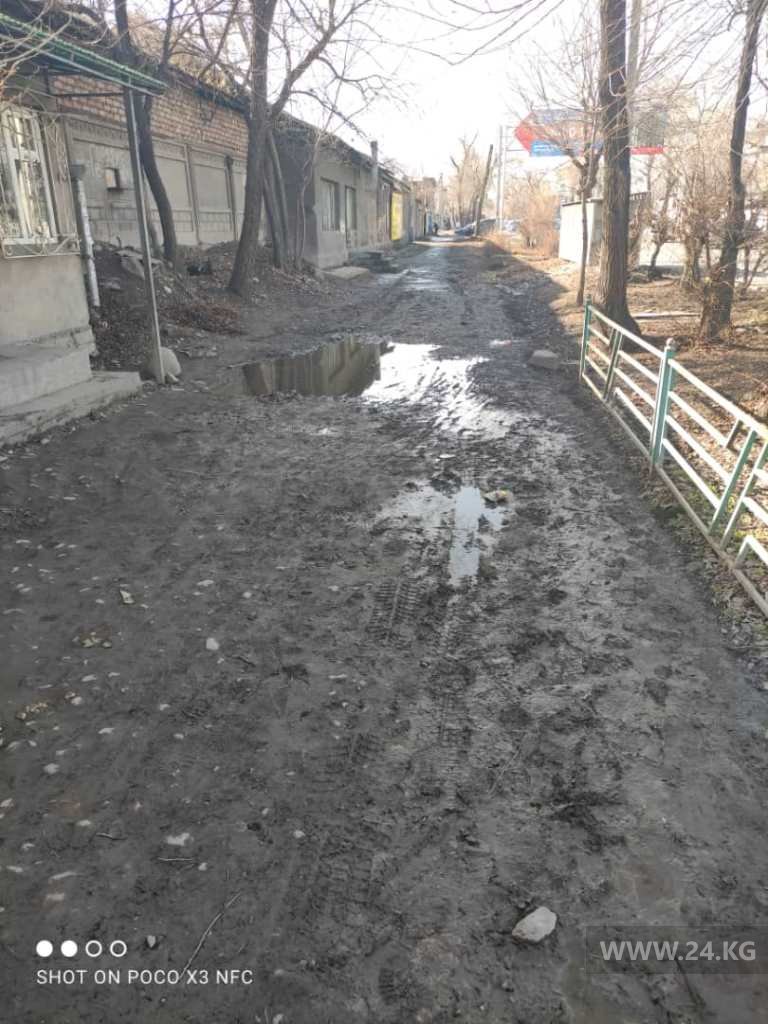 Состояние пешеходной зоны на улице Льва Толстого в Бишкеке
