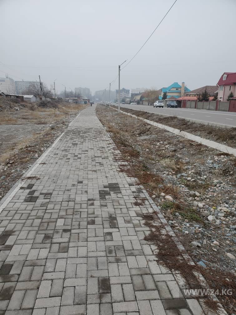 Тротуар на улице Каралаева